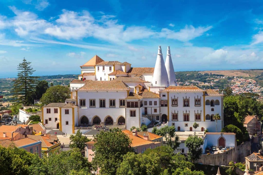 Eine Luftbildaufnahme des Nationalpalasts von Sintra