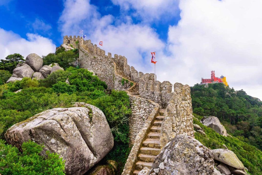 Castello dos Mouros ist eine Burg in Sintra