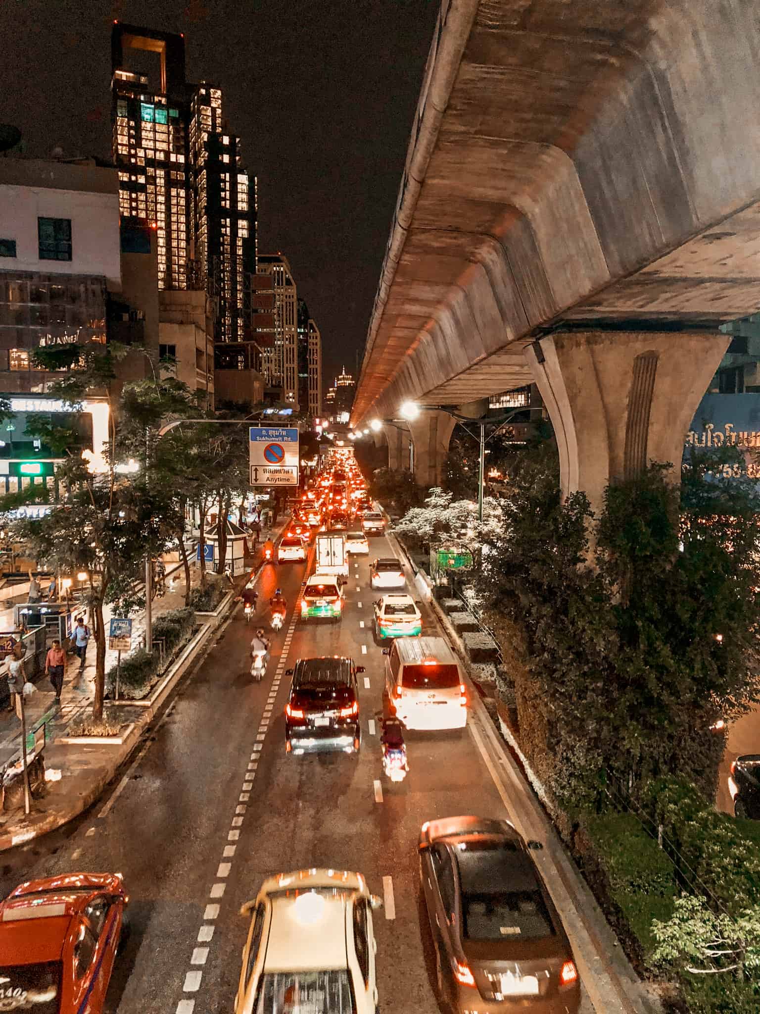 Der Verkehr in Bangkok bei Nacht