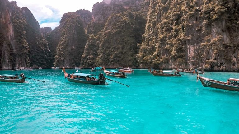 Verschiedene Schiffe legen an und bringen Touristen nach Ko Phi Phi