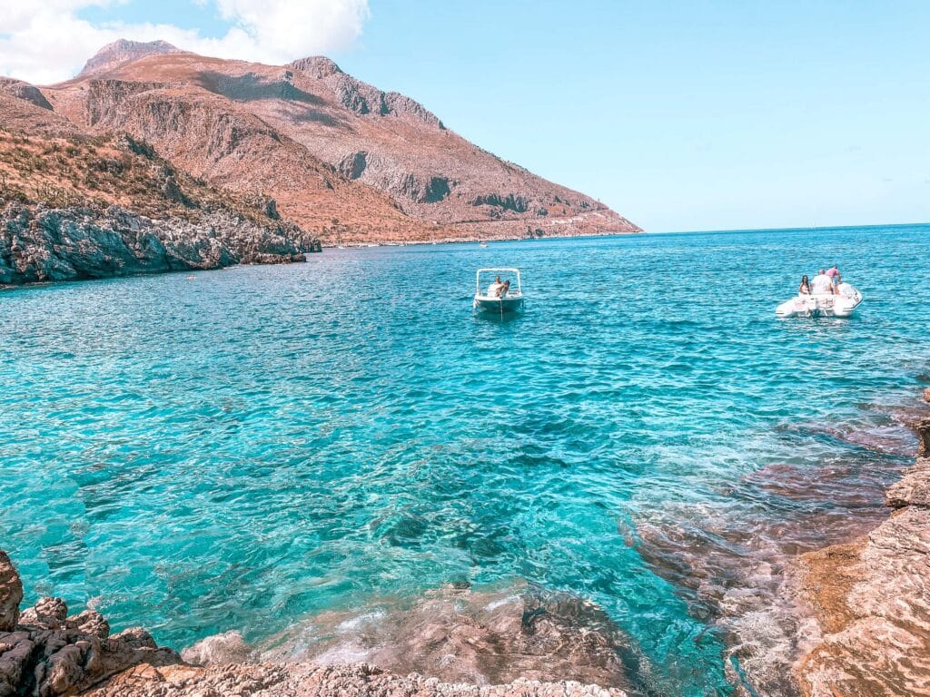 Boote vor der Cala Marinella