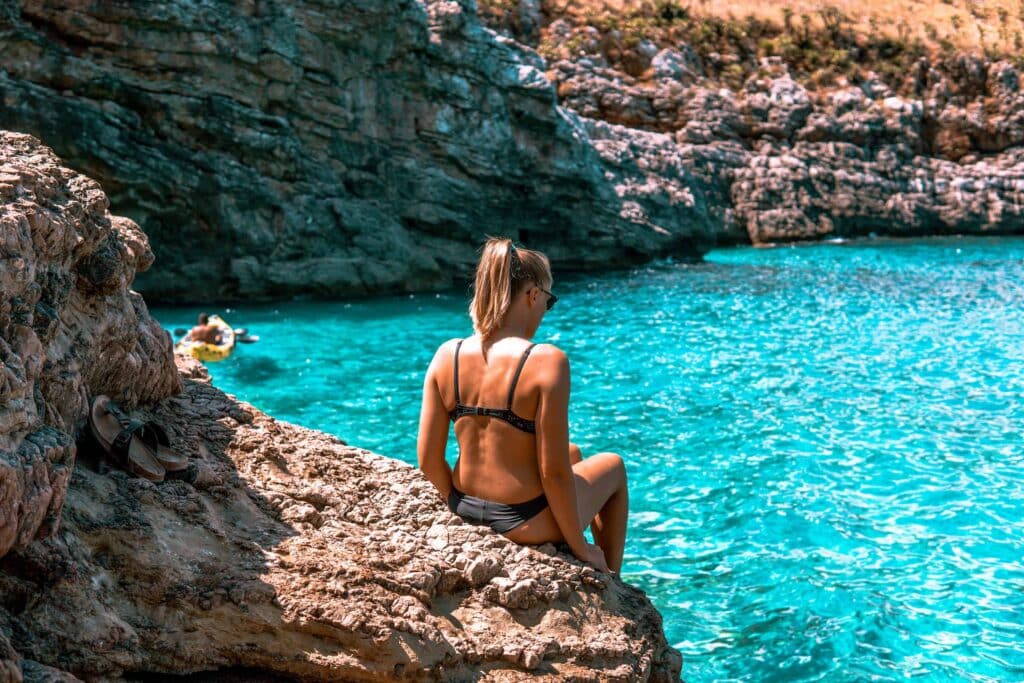 Glasklares Wasser in der Cala Marinella Bucht