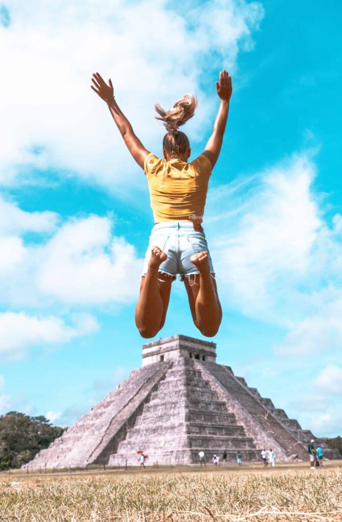 Kim springt vor der Kukulcan Pyramide
