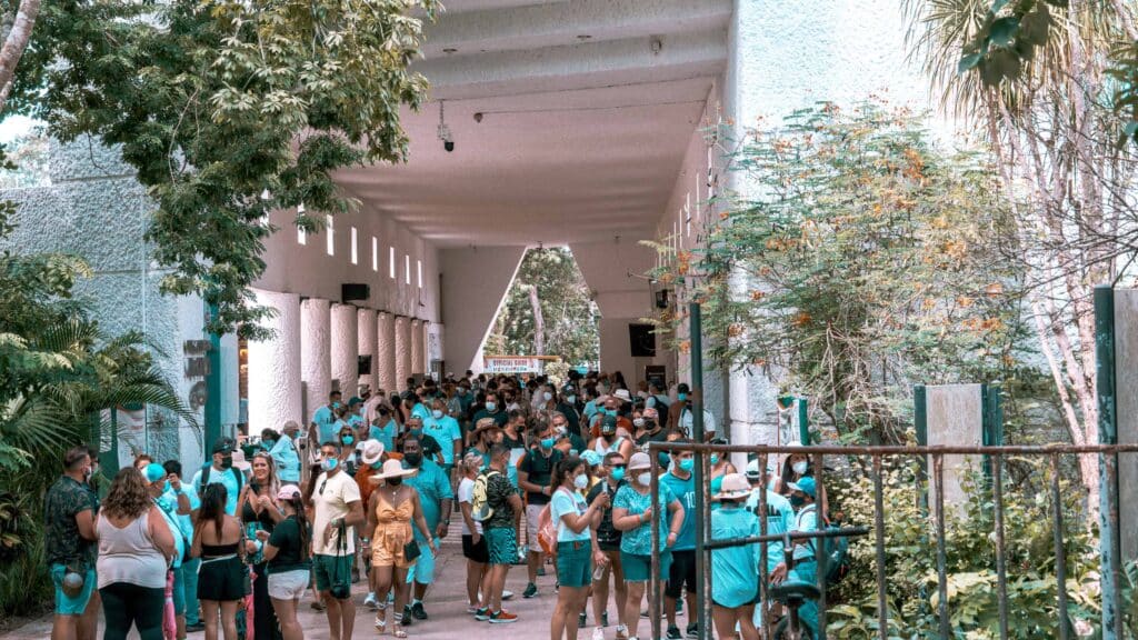 Menschenmenge am Eingang von Chichen Itza