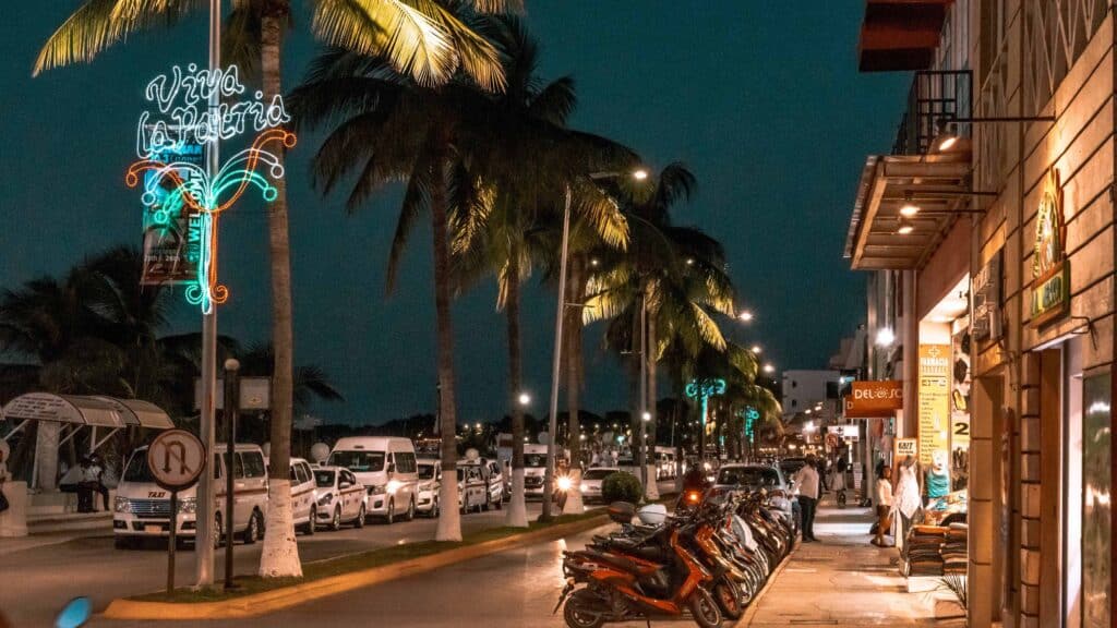 Innenstadt von Cozumel bei Nacht