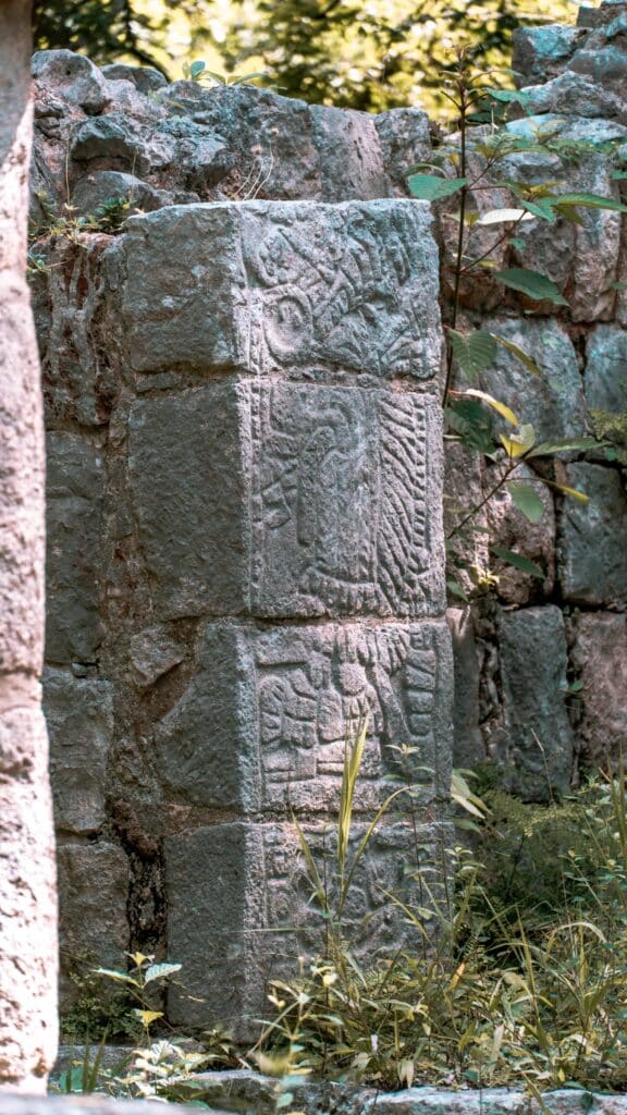 Steingravur der Maya der 1.000 Säulen