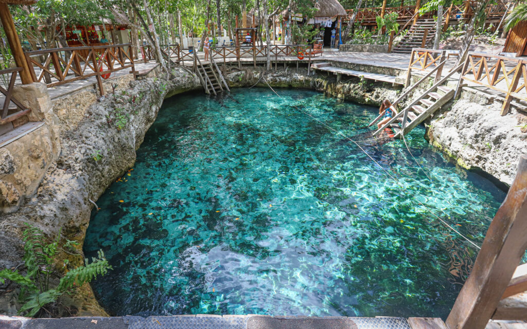 Die Cenote Zacil Ha mit ihrem glasklarem Wasser bei Tulum
