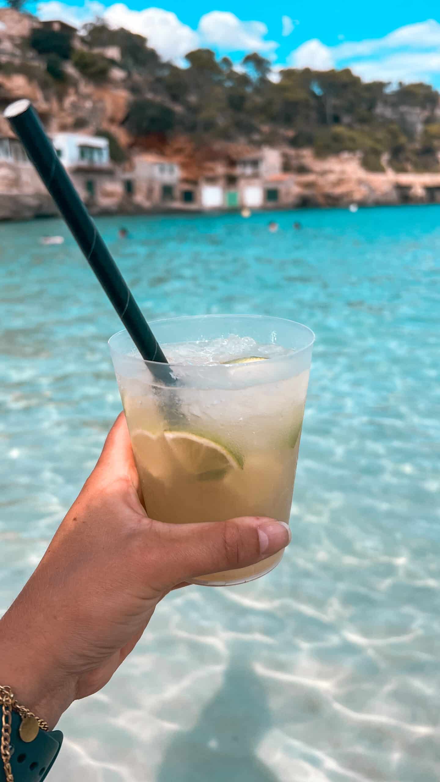 Cocktail am Strand von Cala Llombards