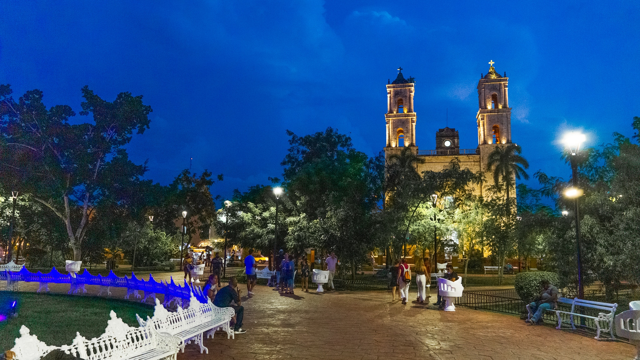 Der Hauptplatz mit Blick auf die Kirche von Valladolid am Abend