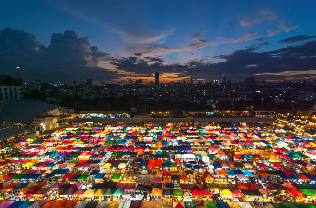 Großer Straßenmarkt in Thailand bei Abenddämmerung