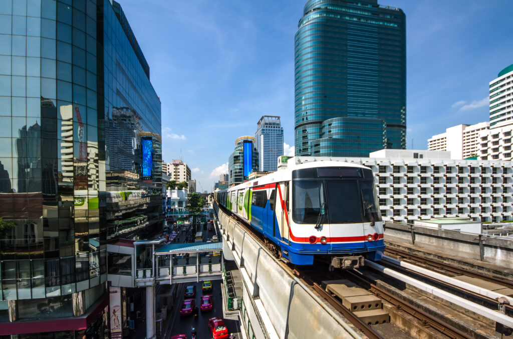 BTS Skytrain in Bangkok mit strahlend blauem Himmel