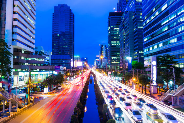 Verkehr in Bangkok kann manchmal hektisch sein - auch bei Nacht