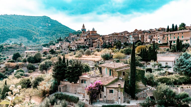 Das Dorf Deia auf Mallorca liegt mitten in den Bergen