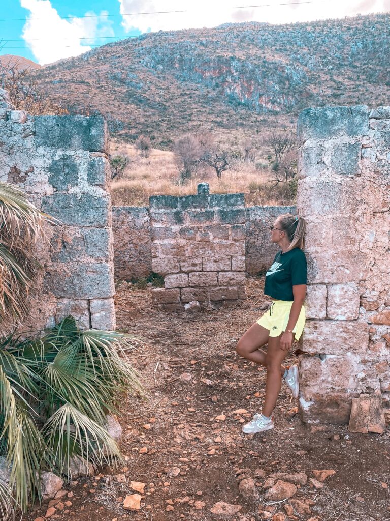 Ruine auf einem Wanderweg im Zingaro Nationalpark