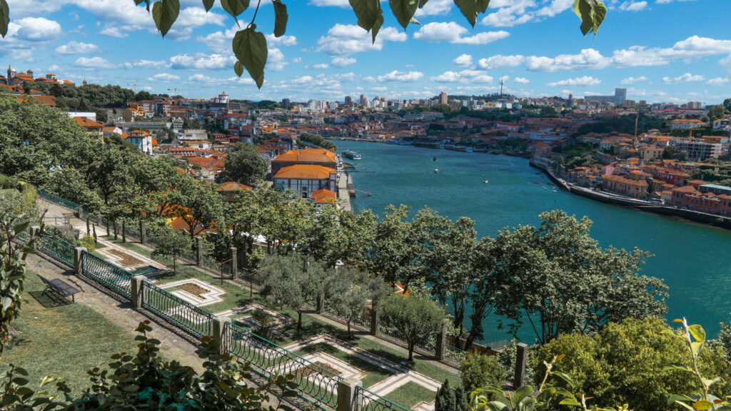 Blick vom Park in Porto ueber Fluss