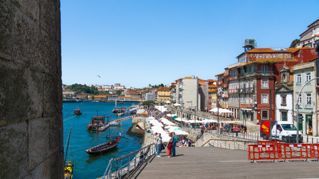 Cais da Riberia Porto mit Douro im Hintergrund