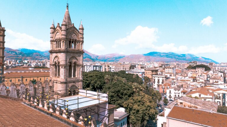 Dach der Kathedrale Palermo: Architektonisches Meisterwerk in Sizilien