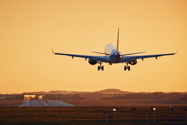 Flugzeug landet gerade am Flughafen bei Sonnenuntergang
