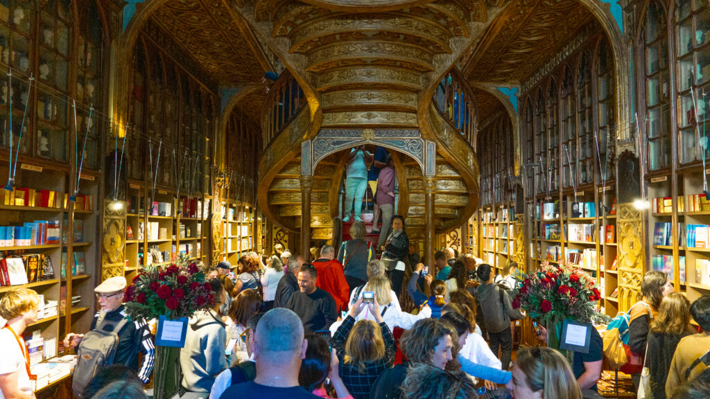 Überfüllte Buchhandlung Livraria Lello in Porto mit Menschenmassen