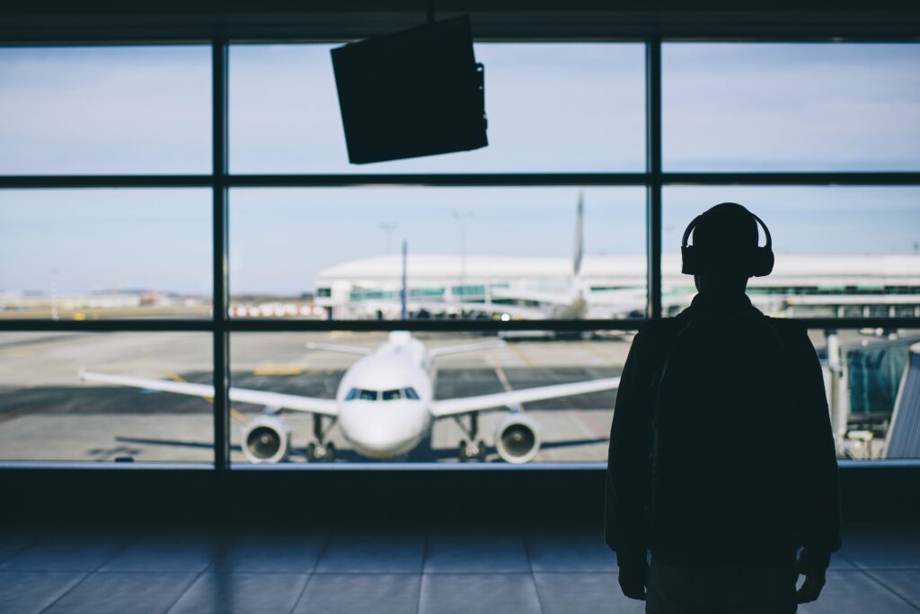 Kopfhörer sind ein praktisches Reisegadget am Flughafen und auf Reisen