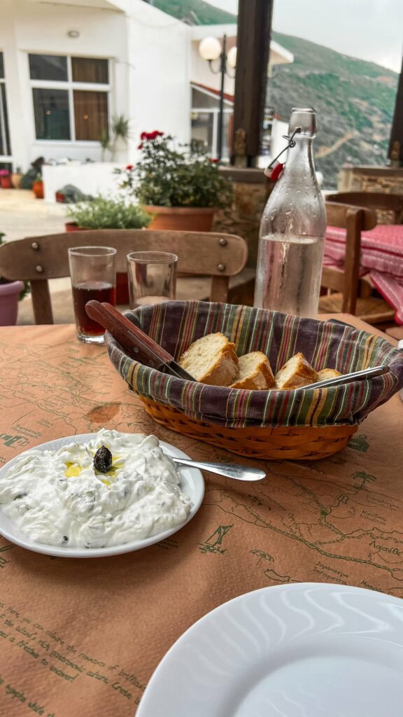 Taverne mit griechischem Essen in den Bergen von Kreta