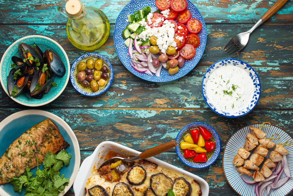 Tisch mit verschiedenen griechischen Gerichten