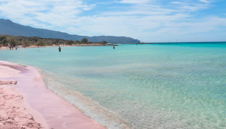 Der Elafonissi Strand auf Kreta hat rosa Sand