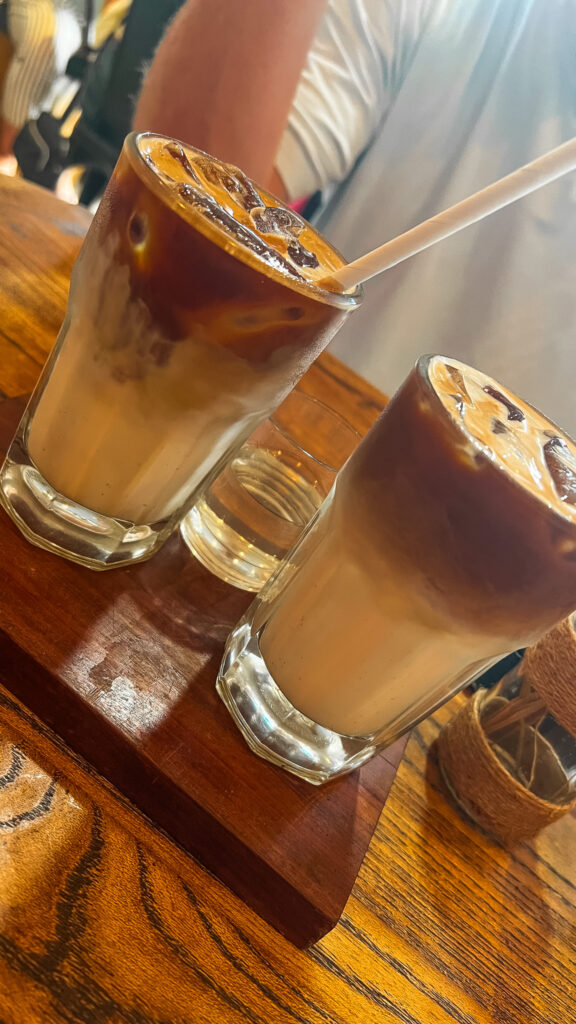 Erfrischender Iced Coffee Latte in Uluwatu Bali - Genießen Sie den perfekten Koffeinkick inmitten der tropischen Kulisse Balis.