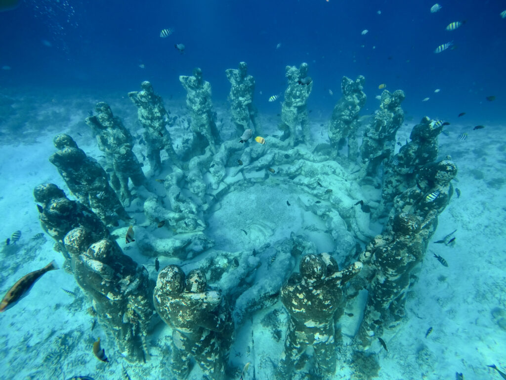 Unterwasserstatuen im Bask Nest, Gili Inseln, Indonesien