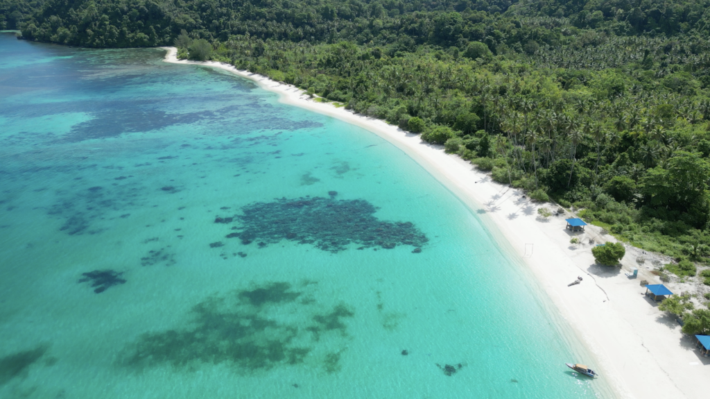 Bone Pompon Strand Banggai Inseln